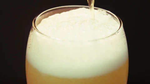 Video Stock Pouring Beer With Lots Of Foam Live Wallpaper Free - Free Wallpaper