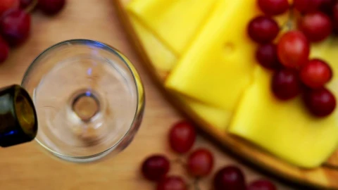 Video Stock Pouring Red Wine And Cheese Snacks On The Table Live Wallpaper Free - Free Wallpaper