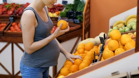Video Stock Pregnant Woman Buying Fresh Oranges At The Market Live Wallpaper Free animated wallpaper preview