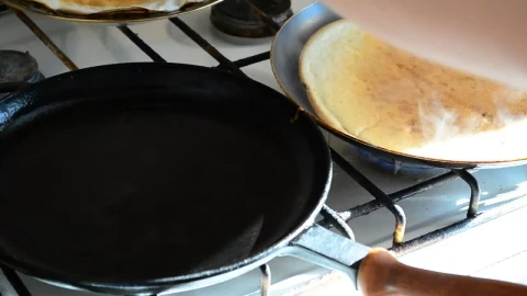 Video Stock Preparing Crepes On A Stove Live Wallpaper Free - A Wallpaper