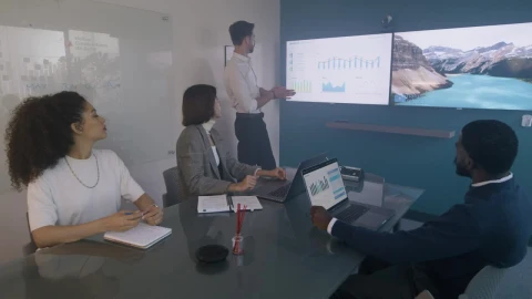 Video Stock Presentation During A Work Team Meeting Live Wallpaper Free - A Wallpaper