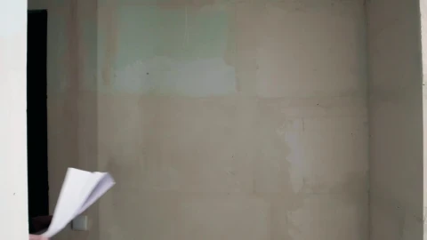 Video Stock Real Estate Agent Showing Apartment To A Couple Live Wallpaper Free - A Wallpaper