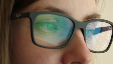 Free Stock Video Reflection Of A Screen In Glasses Live Wallpaper - A Wallpaper