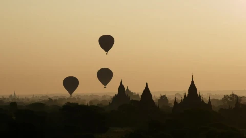 Free Stock Video Silhouette Of Balloons Over A City Live Wallpaper - Re zero Wallpaper