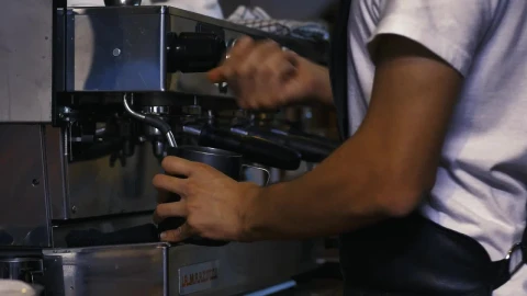Free Video Stock Skilled Employee Working In A Coffee Shop Live Wallpaper - Re zero Wallpaper