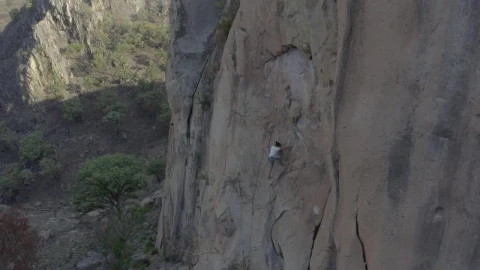 Free Video Stock Skilled Mountaineer Climbing A Gigantic Mountain Live Wallpaper - Re zero Wallpaper
