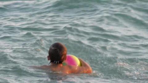 Free Video Stock Splashing In The Waves Live Wallpaper - Video Wallpaper