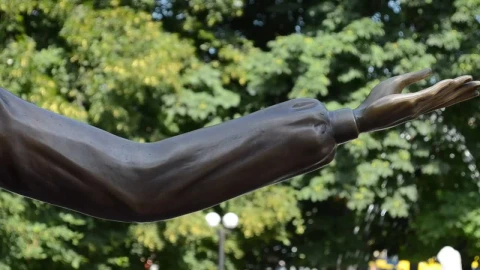 Free Video Stock Statues Next To A Fountain Live Wallpaper - Video Wallpaper