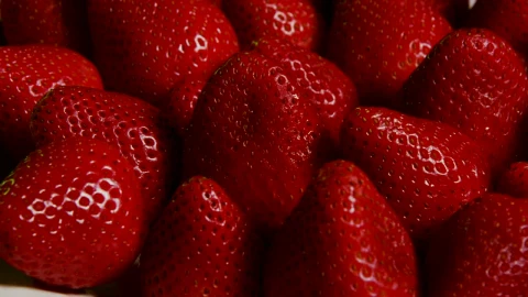 Free Video Stock Strawberries Spinning On A Platter Live Wallpaper - Video Wallpaper