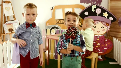 Free Video Stock three happy boys dancing Live Wallpaper – Free Live Wallpaper
