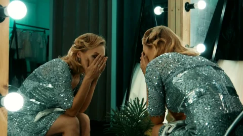 Free Video Stock tired actress in front of the mirror Live Wallpaper – Free Live Wallpaper