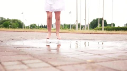 Free Video Stock toddler jumping in a puddle Live Wallpaper – Free Live Wallpaper