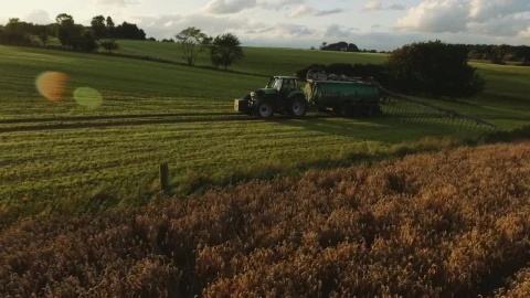 Free Video Stock tractor reversing down a hill Live Wallpaper – Free Live Wallpaper
