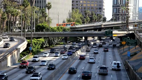 Free Video Stock traffic in a citys avenues and bridges Live Wallpaper – Free Live Wallpaper