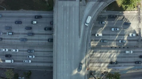 Free Video Stock traffic on a vehicular bridge over a highway Live Wallpaper – Free Live Wallpaper