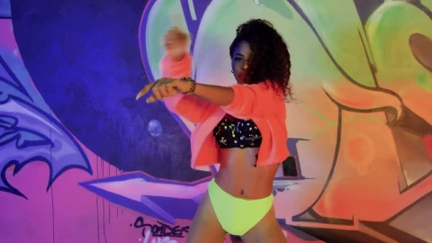 Free Stock Video Urban Girl Dancing In Front Of A Wall With Graffiti Live Wallpaper – Free Live Wallpaper