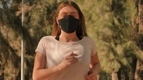 Free Stock Video Woman Wearing A Face Mask While Jogging Live Wallpaper - Stock Wallpaper
