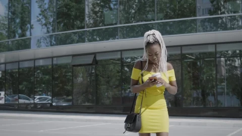 Free Stock Video Woman Texting On Her Smart Phone Live Wallpaper - Stock Wallpaper