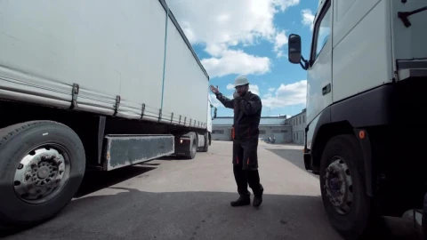 Stock Footage Working Giving Directions To Freight Truck Live Wallpaper Free - Wallpaper Wallpaper