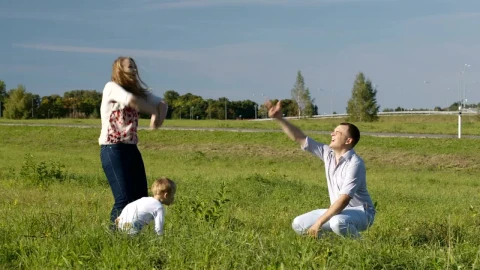 Stock Footage Young Family Playing In The Sun Live Wallpaper Free - Wallpaper Wallpaper