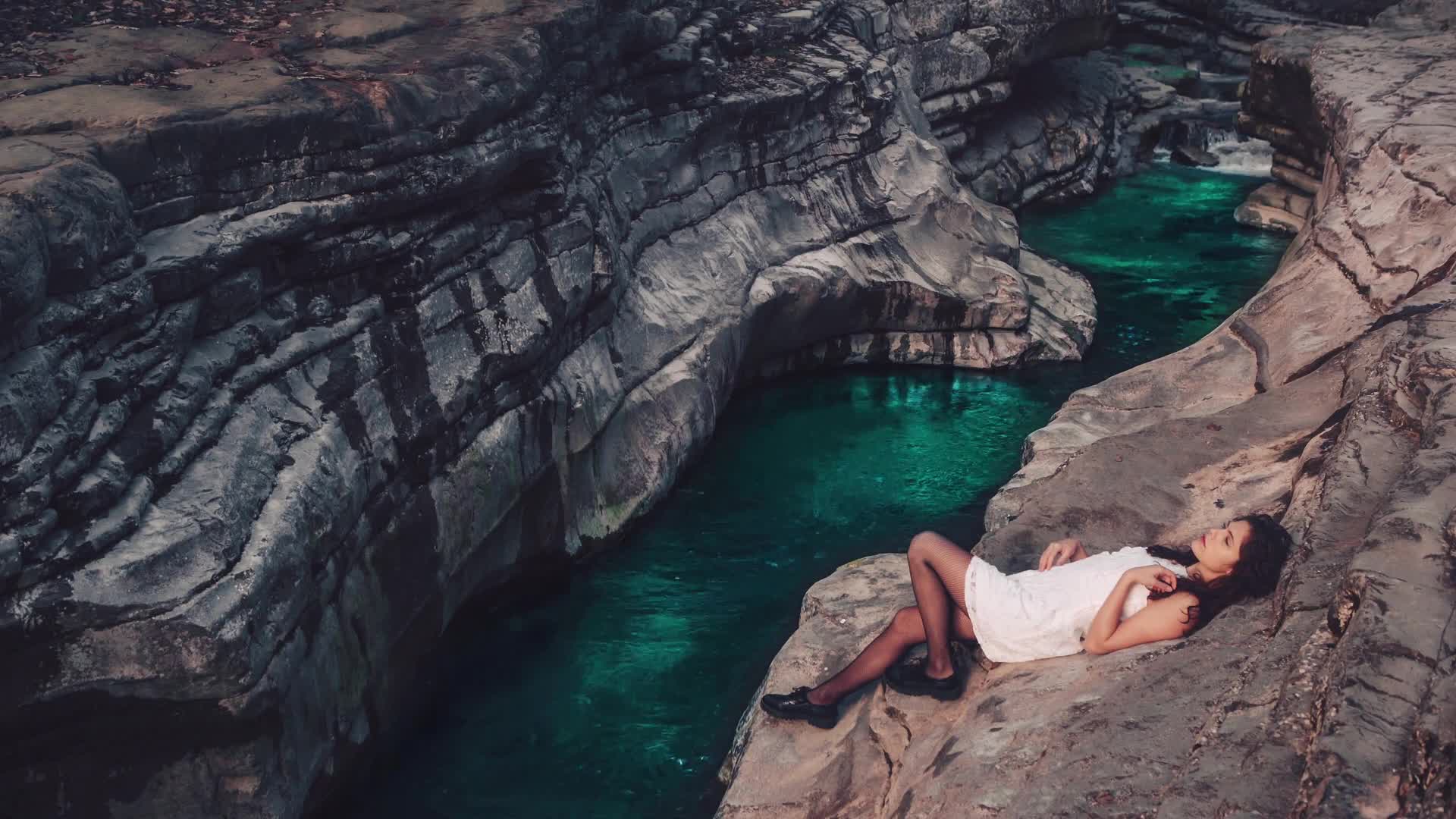 Download Clear Mountain River and Girl Live Wallpaper HD