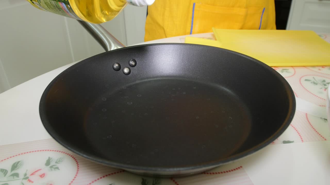 Download Stock Video Adding Oil To A Frying Pan Live Wallpaper for PC
