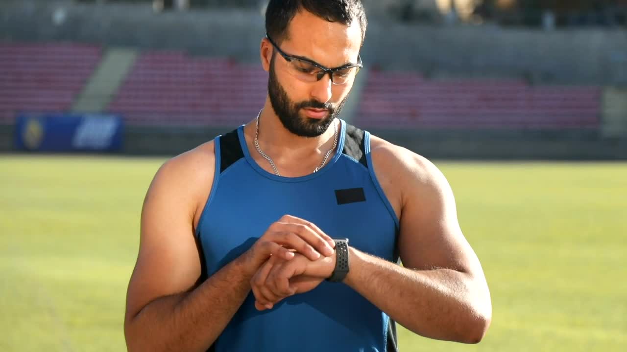 Download Stock Video Athlete Checks Timer Before Run Live Wallpaper For PC