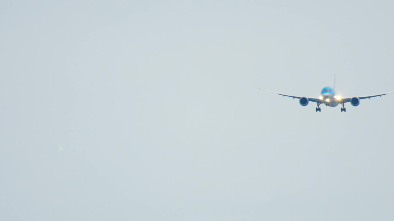 Download Stock Video Airplane With Lights On Is Crossing The Sky Live Wallpaper For PC