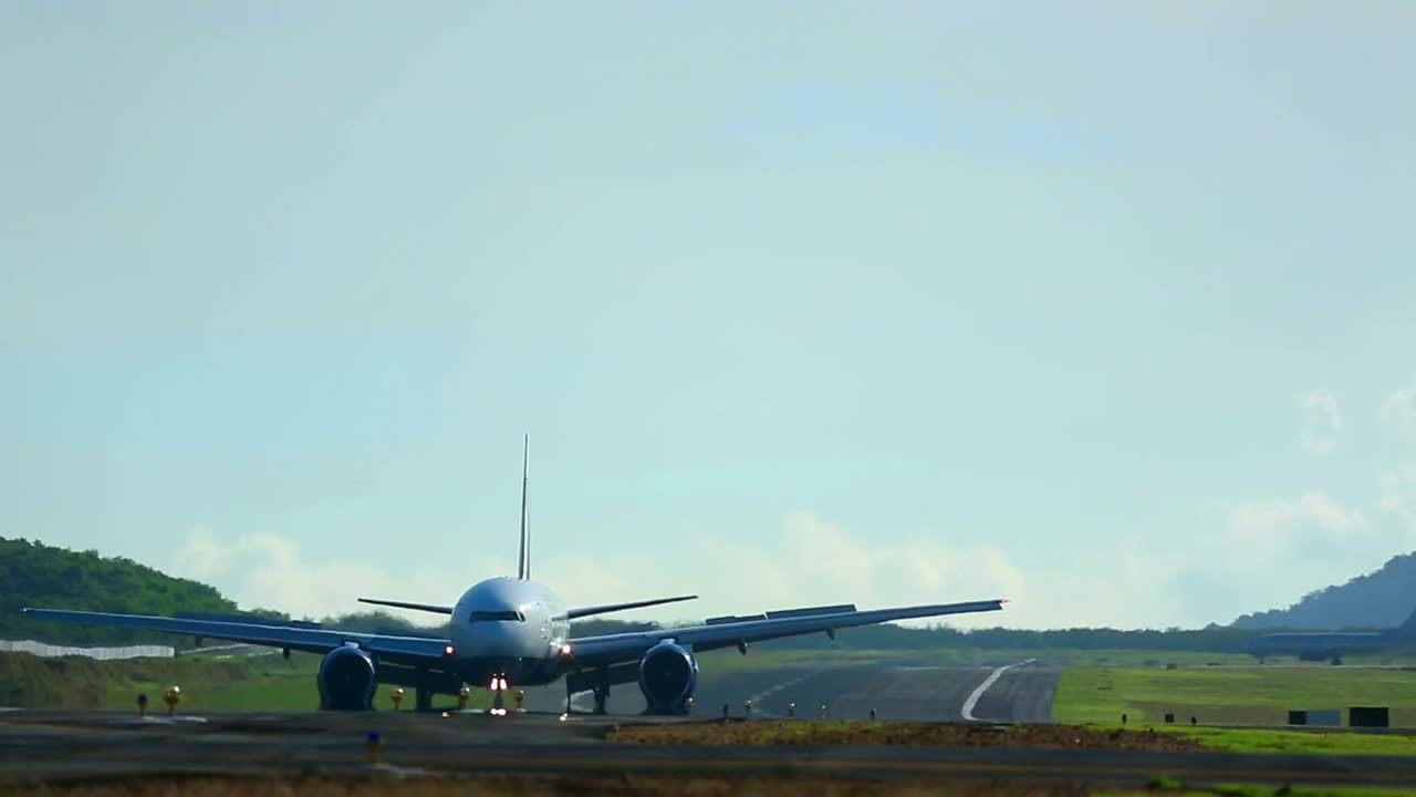 Download Stock Video Airplane Moving On A Clear Day Live Wallpaper For PC