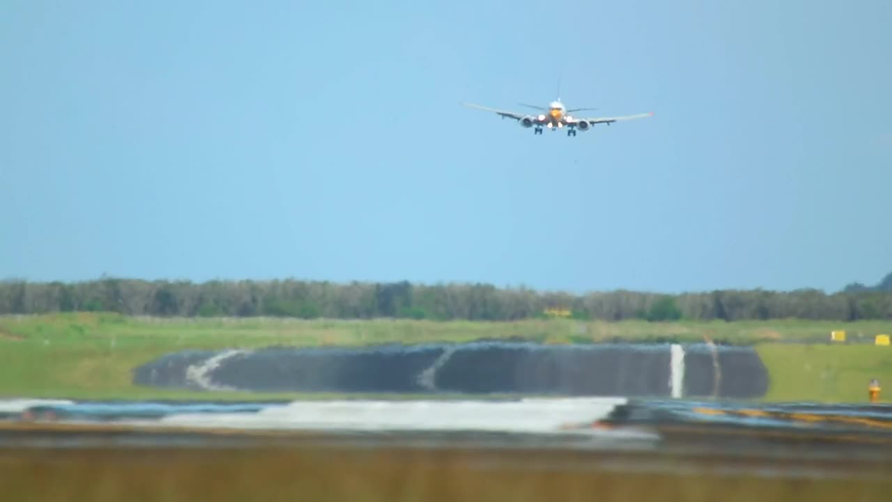 Download Stock Video Airplane Landing In A Clear Day Live Wallpaper For PC