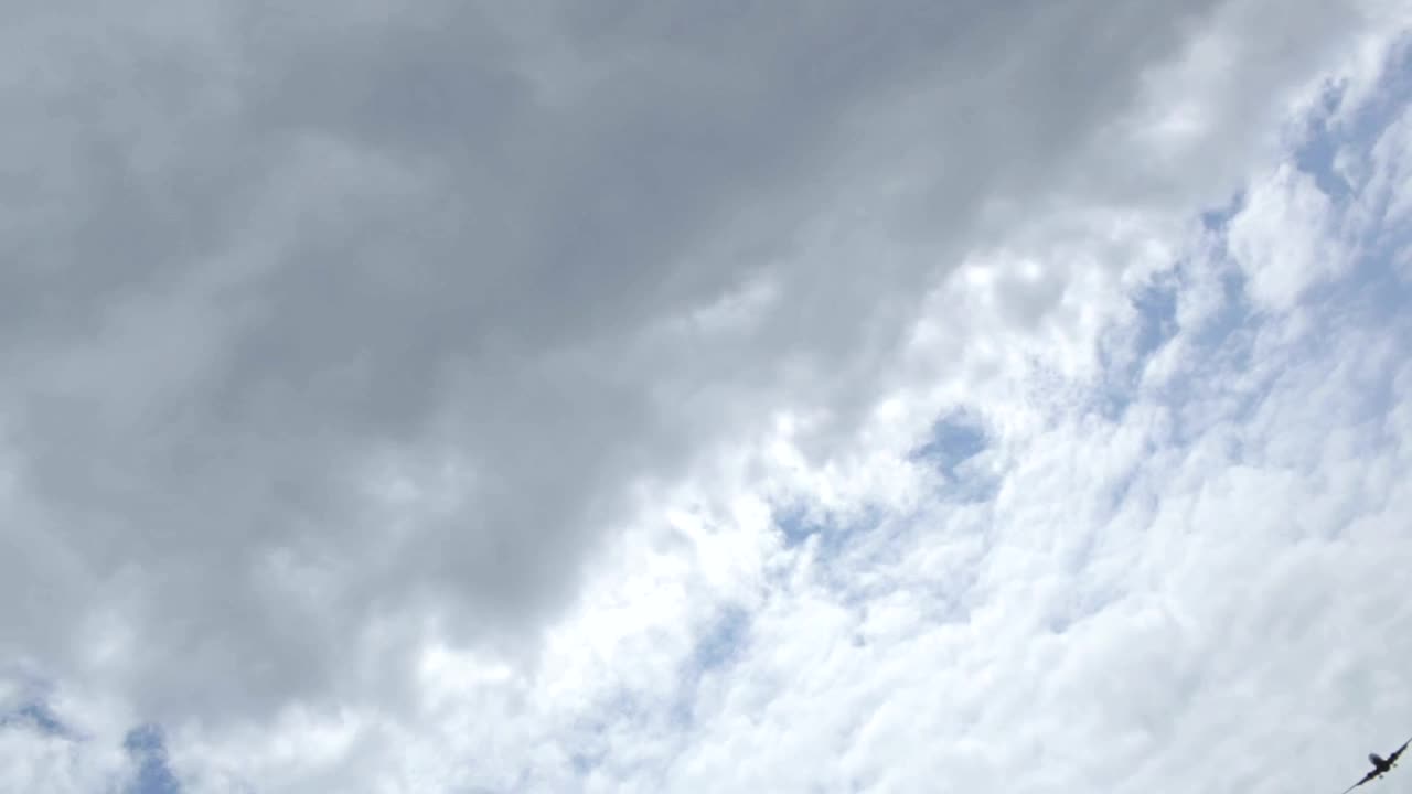 Download Stock Video Airplane Flying Low Live Wallpaper For PC