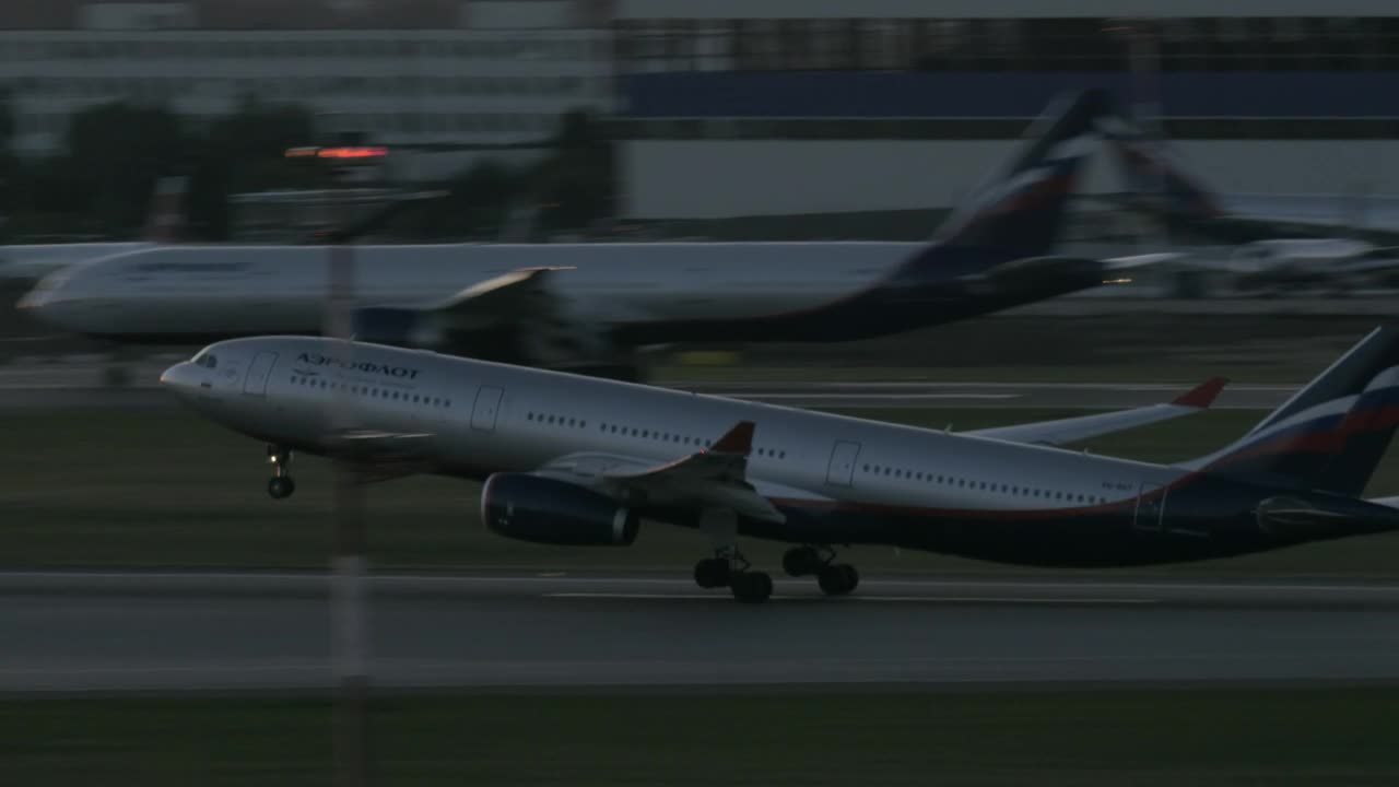 Download Stock Video Airliner Taking Off As The Sun Sets Live Wallpaper For PC