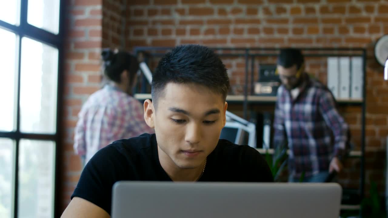 Download Stock Video A Man Using A Computer In The Office Live Wallpaper For PC