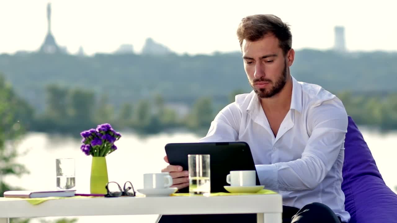 Download Stock Video Browsing The Internet Outside Live Wallpaper For PC