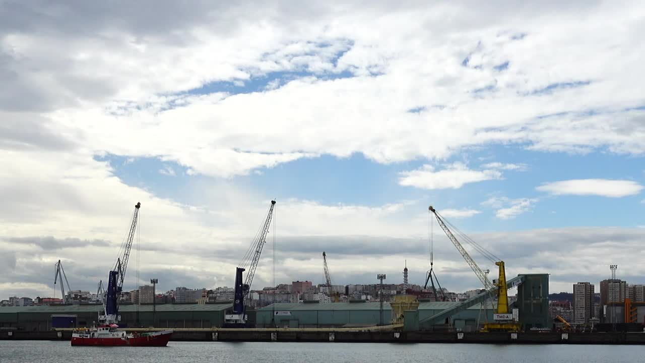Download Stock Video Boat Sailing Past Cranes Live Wallpaper For PC