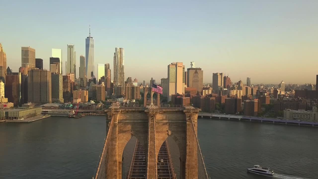 Download Stock Video Boat On The River Crossing The Brooklyn Bridge Live Wallpaper For PC