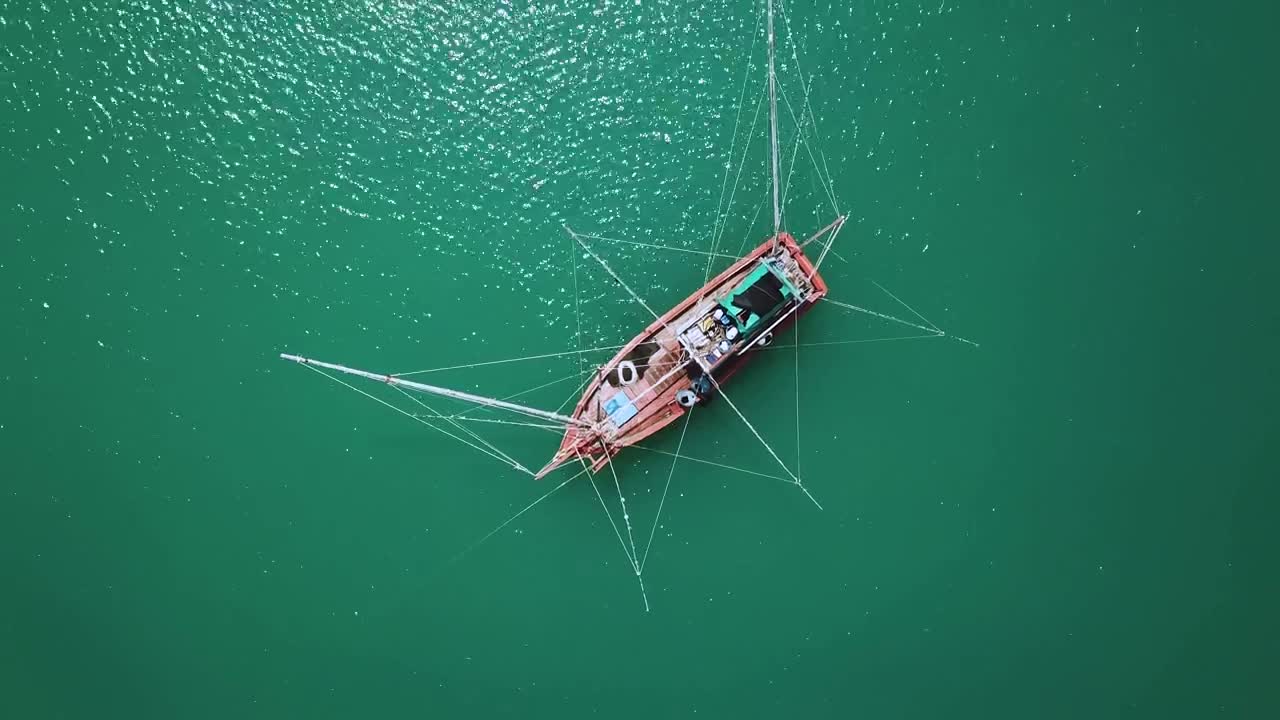 Download Stock Video Boat In The Middle Of The Sea Seen From Top Live Wallpaper For PC