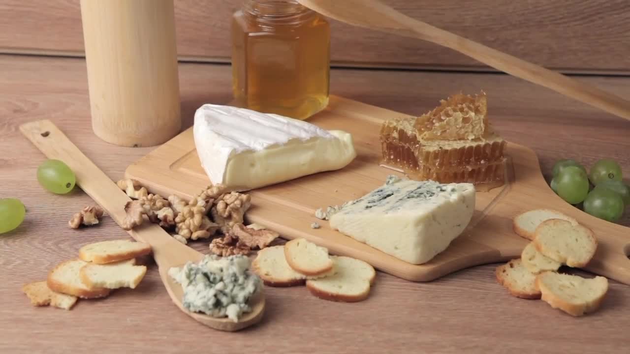 Download Stock Video Blue Cheese On A Wooden Board Live Wallpaper For PC