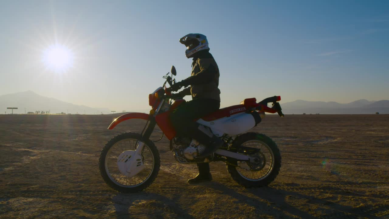 Download Stock Video Biker Starting His Motorcycle In The Desert Live Wallpaper For PC
