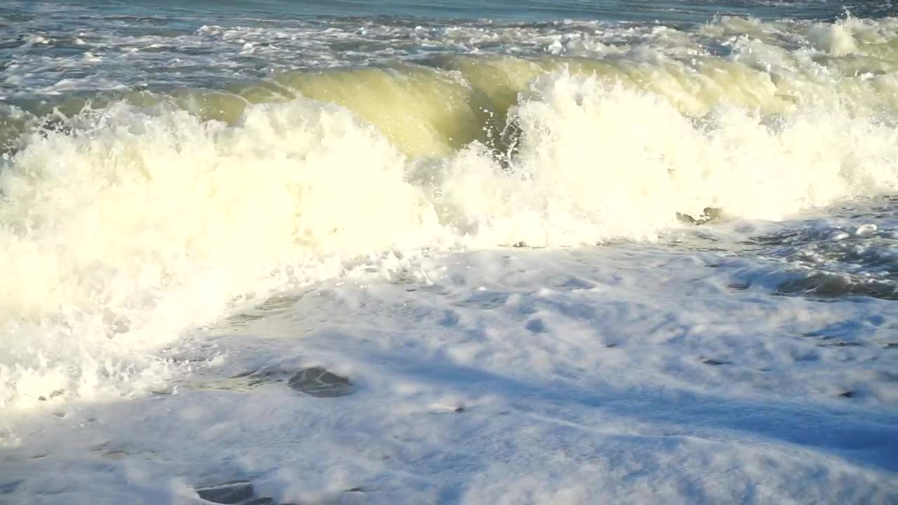 Download Video Stock Closeup Of Breaking Waves In Slow Motion Live Wallpaper For PC