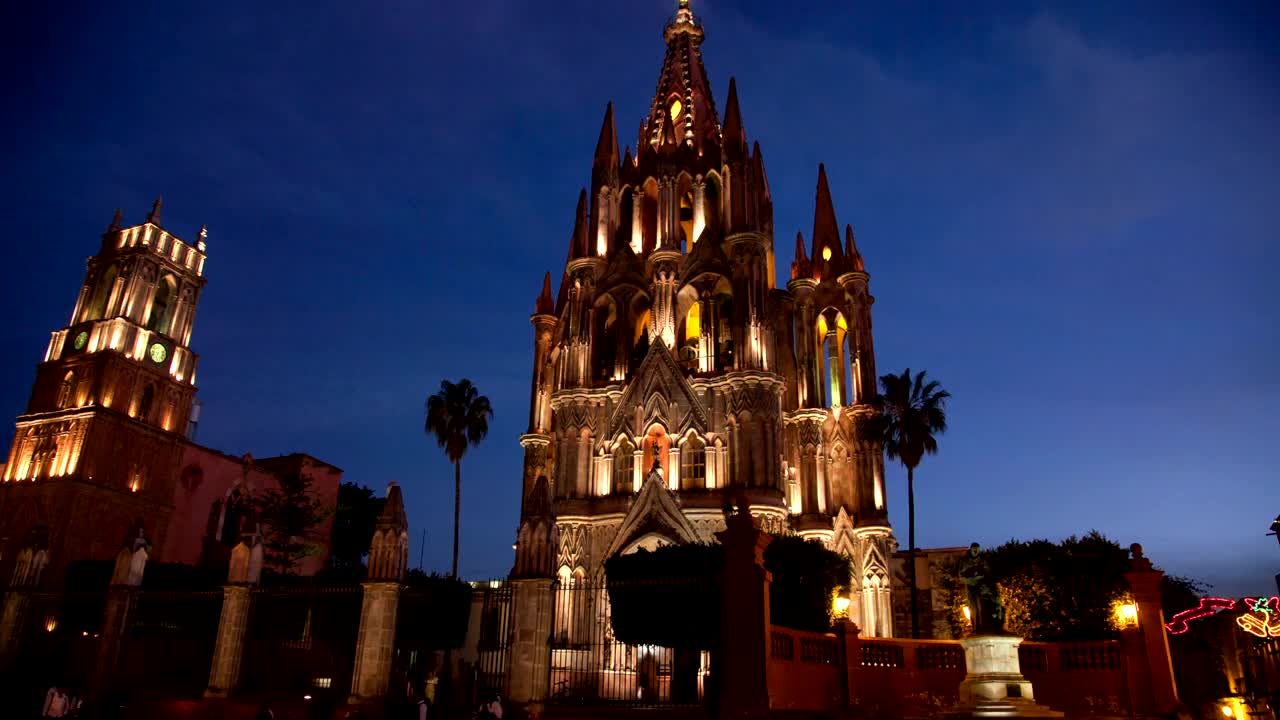 Download Video Stock Church In The Downtown Of San Miguel De Allende Live Wallpaper For PC