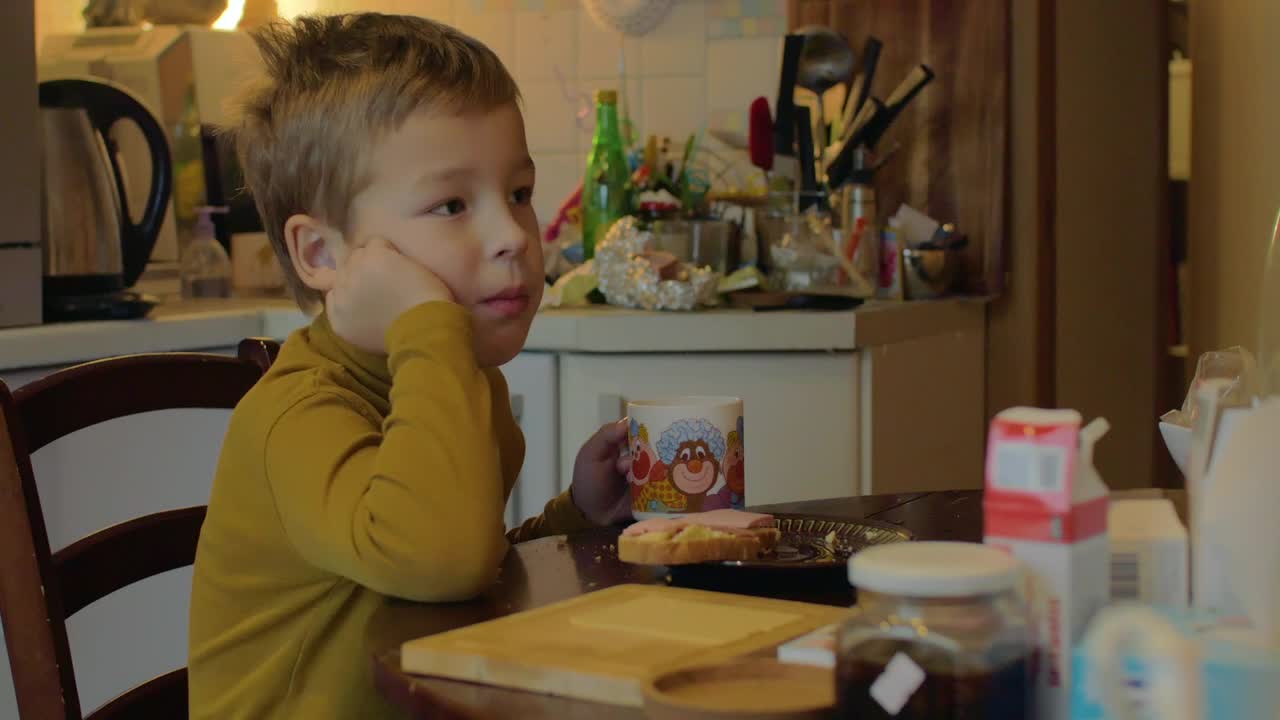 Download Video Stock Child Eating Lunch At Home Live Wallpaper For PC