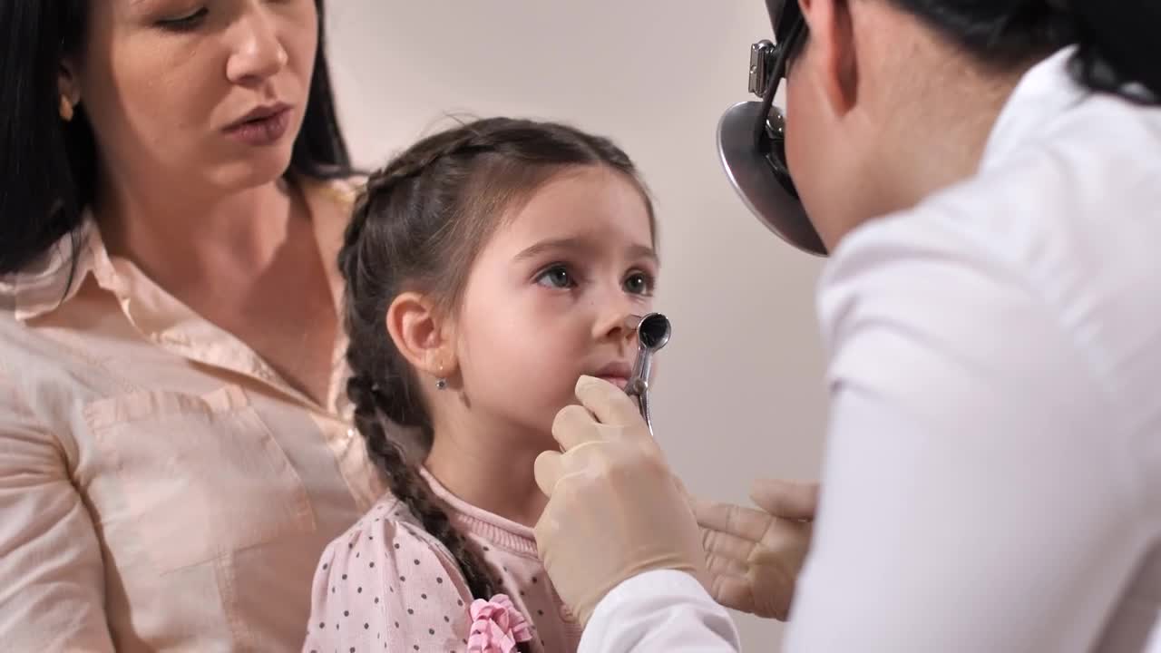 Download Video Stock Child Crying During A Visit To The Doctor Live Wallpaper For PC