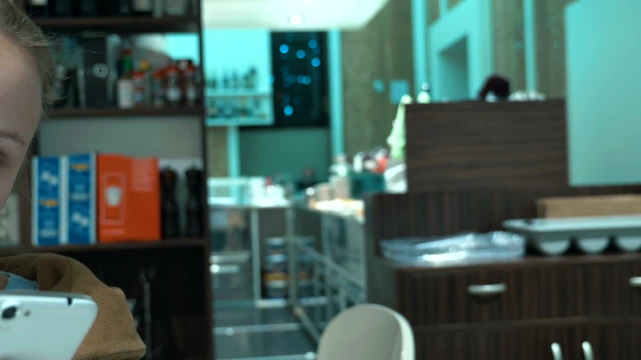 Download Video Stock Checking Text Messages From A Bar Live Wallpaper For PC