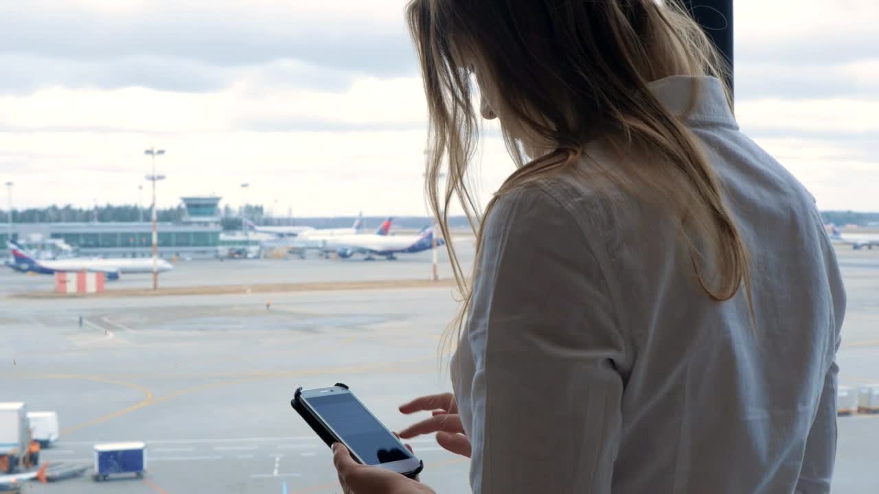 Download Video Stock Checking Her Phone While Waiting For A Flight Live Wallpaper For PC