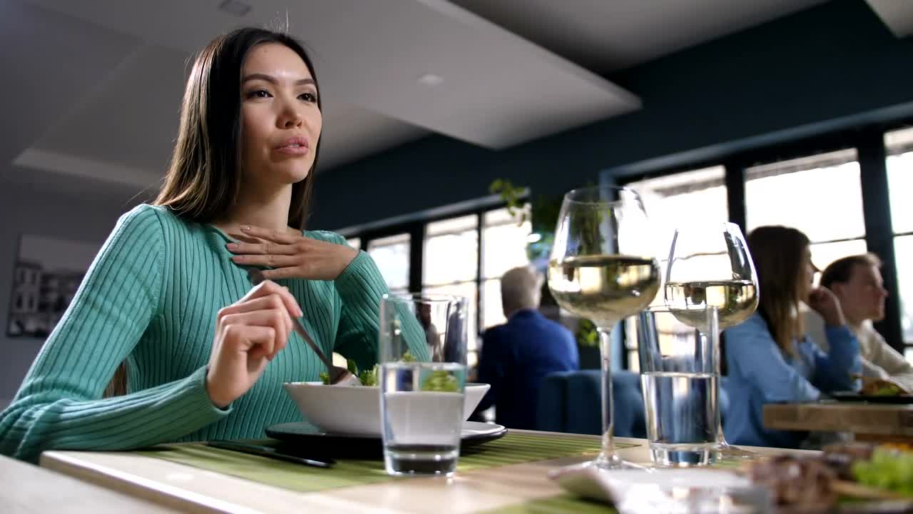 Download Video Stock Chatting Over A Meal Live Wallpaper For PC