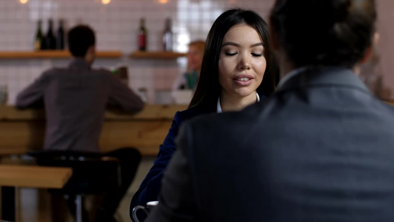 Download Video Stock Chatting During A Lunch Break Live Wallpaper For PC