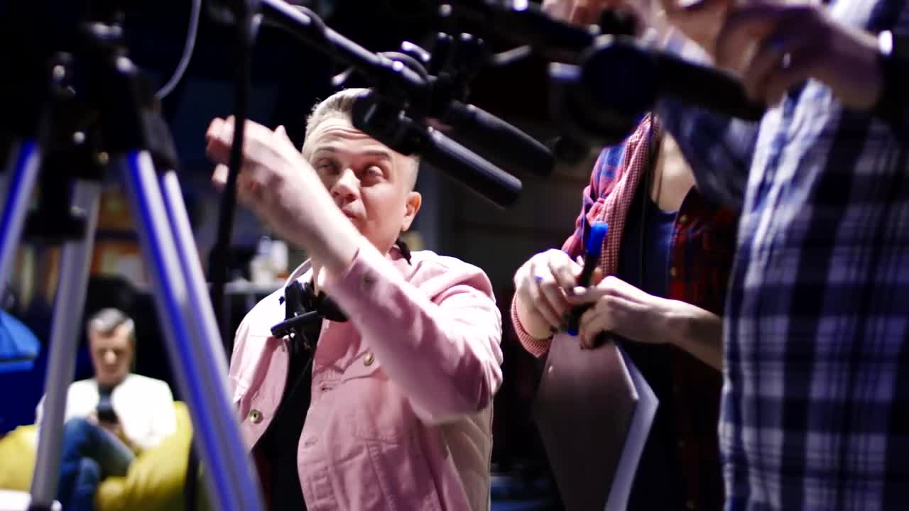 Download Video Stock Cameraman Discussing With The Team Live Wallpaper For PC