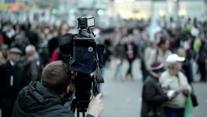 Video Stock Cameraman Filming In The City Live Wallpaper For PC