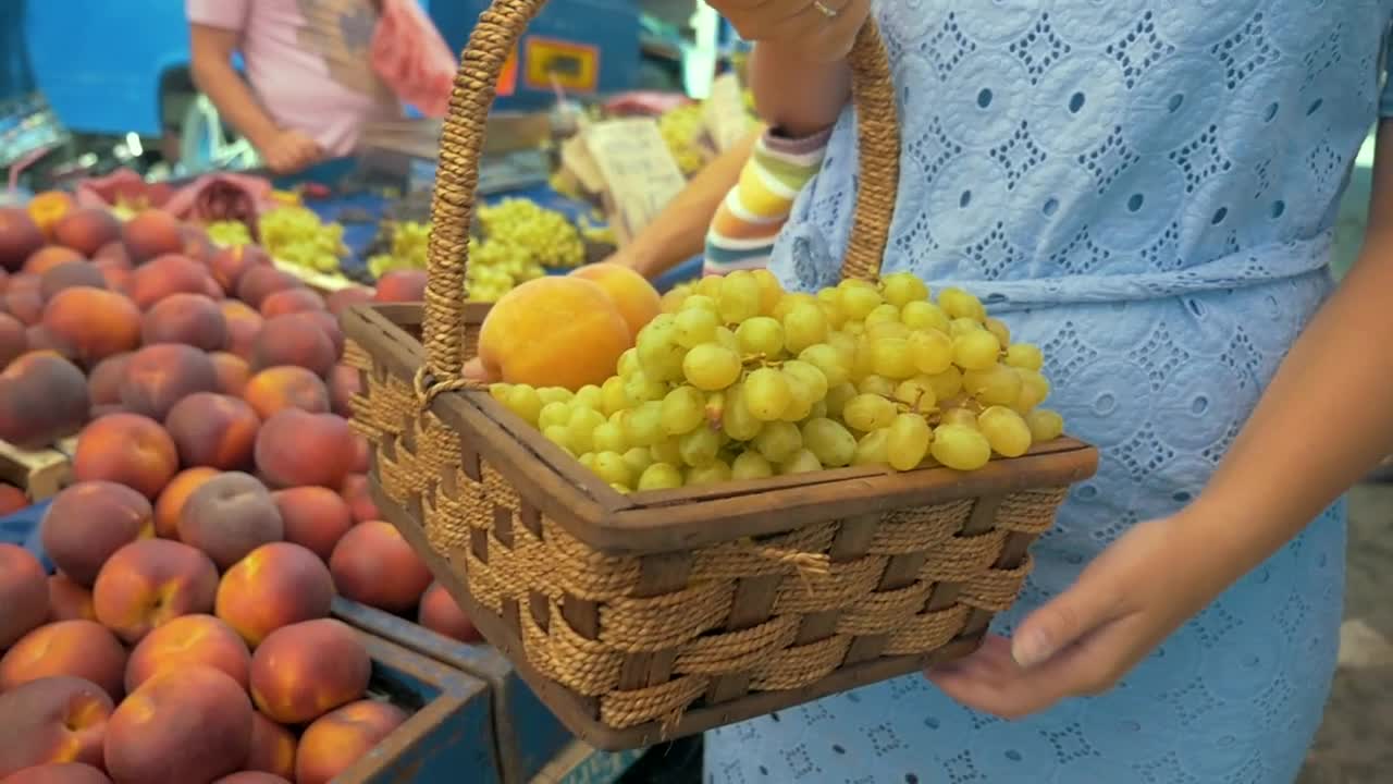 Download Video Stock Buying Fruit From A Market Vendor Live Wallpaper For PC